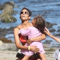 Halle Berry spends her 45th birthday on Malibu Beach photos | Picture 59760